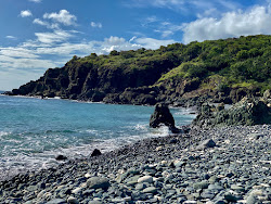 Photo de Blue Cobblestone beach protégé par des falaises