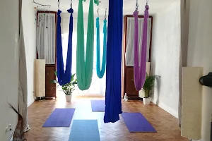 Werde leichter! Yoga, Aerial-Yoga, Klangmassage & Tanz, Janina Bobrowski image