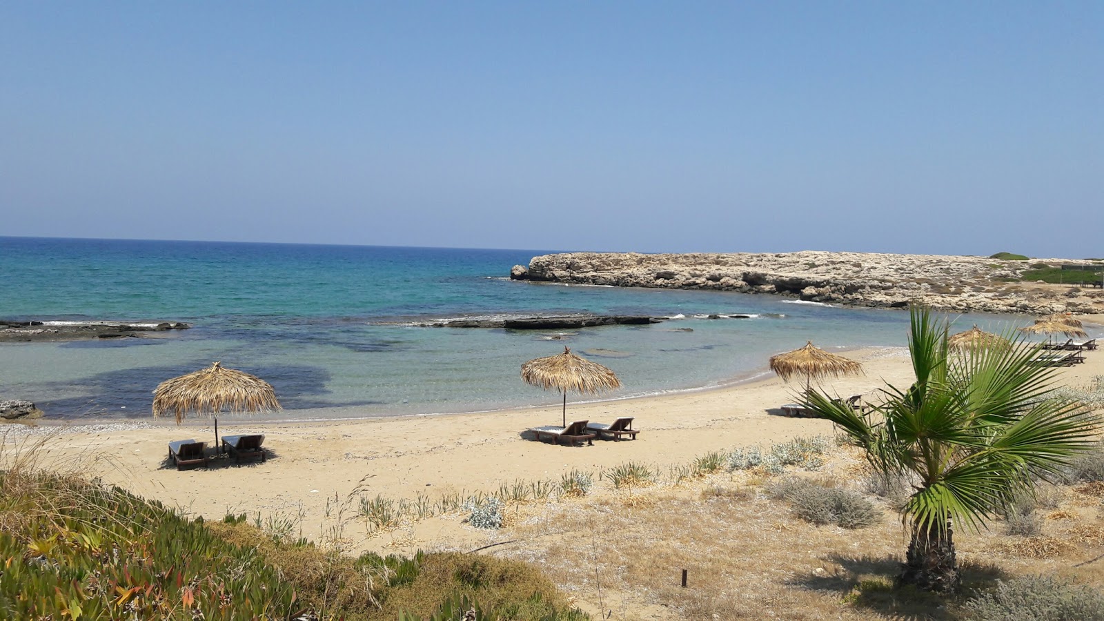 Foto van Yeni Erenkoy met beige zand oppervlakte