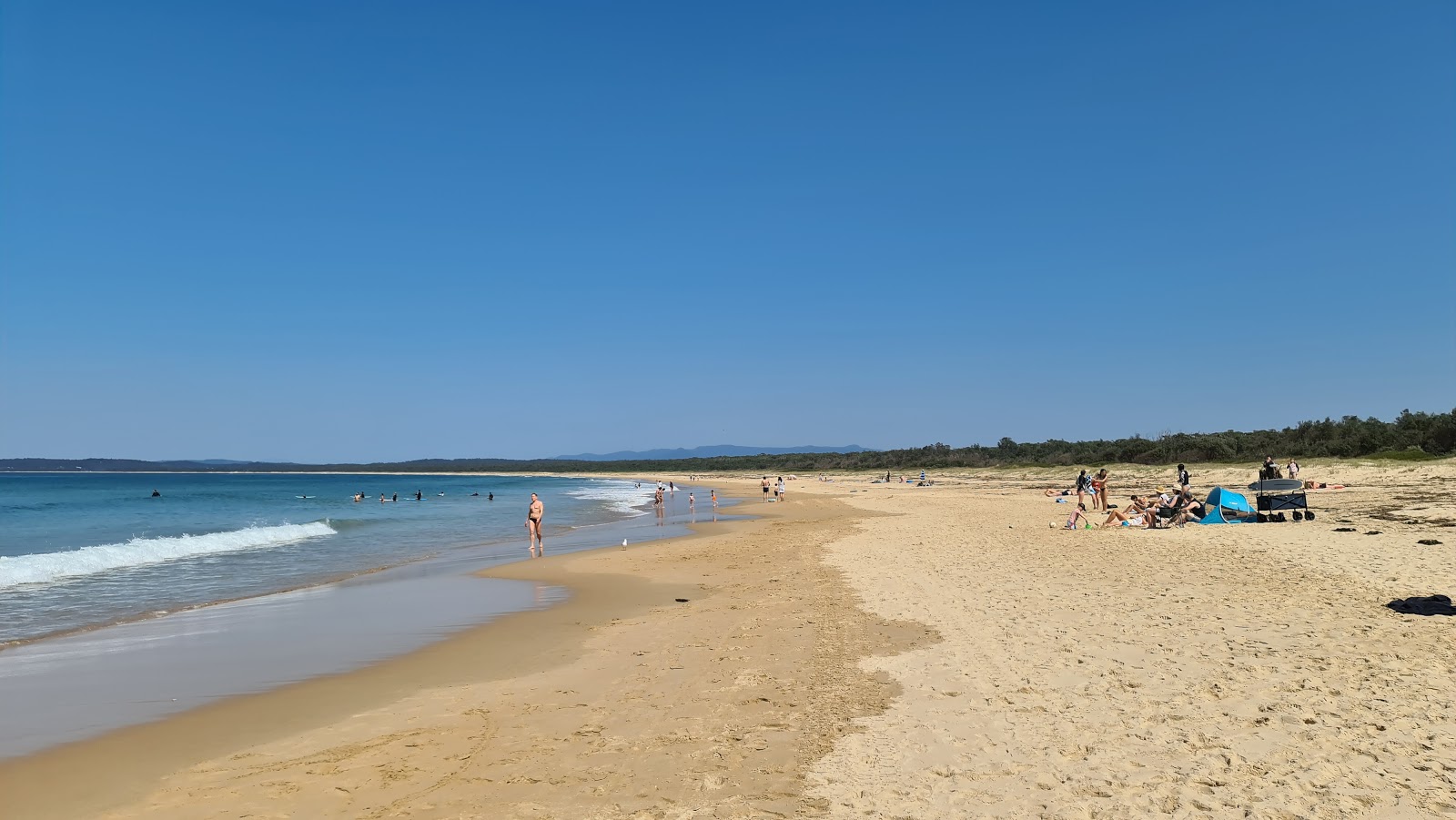 Foto de Bengello Beach con arena beige superficie