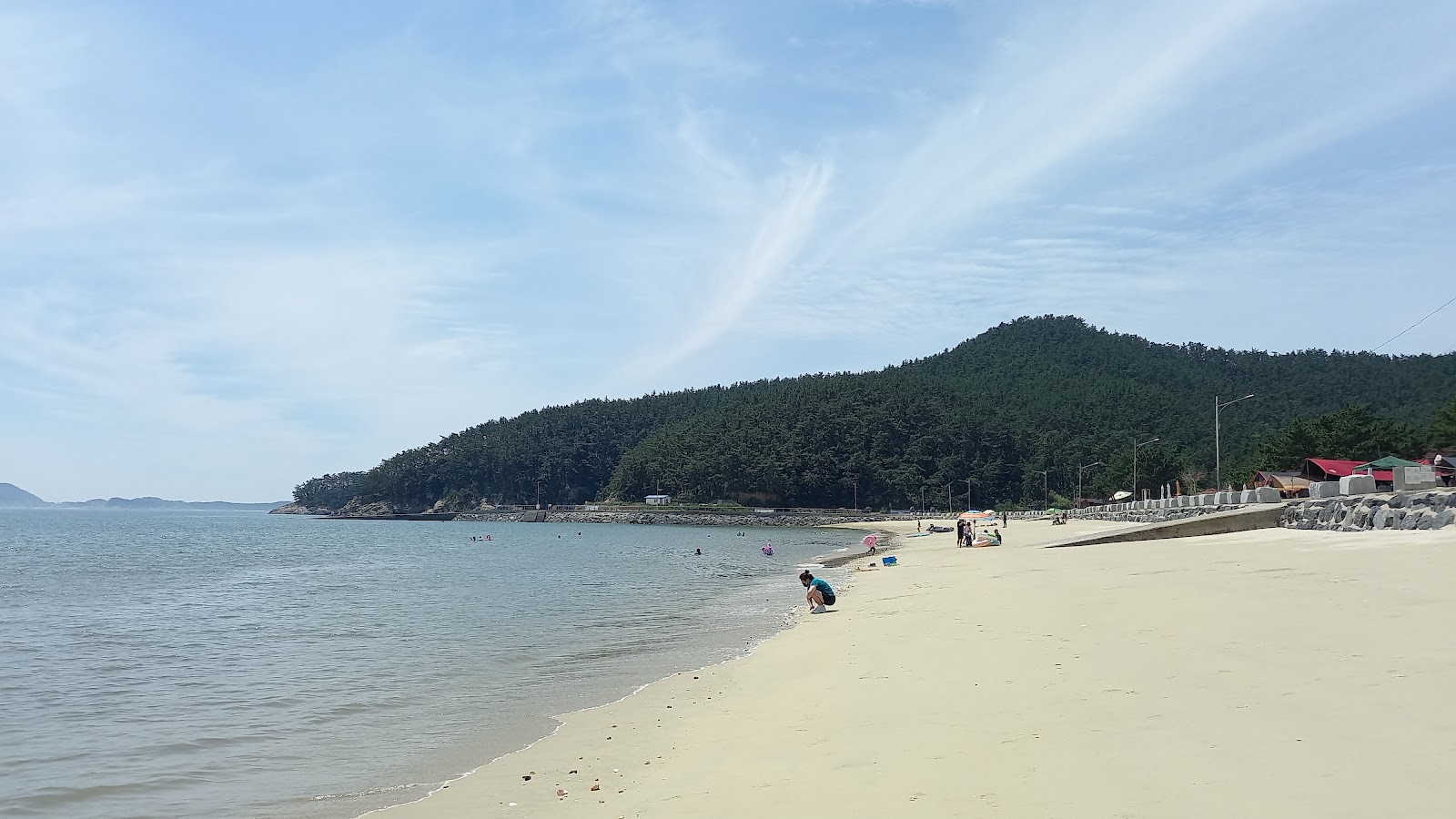 Foto van Obongsan Beach ondersteund door kliffen