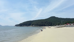 Obongsan Beach'in fotoğrafı uçurumlarla desteklenmiş