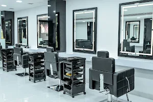 LYRA Salon image