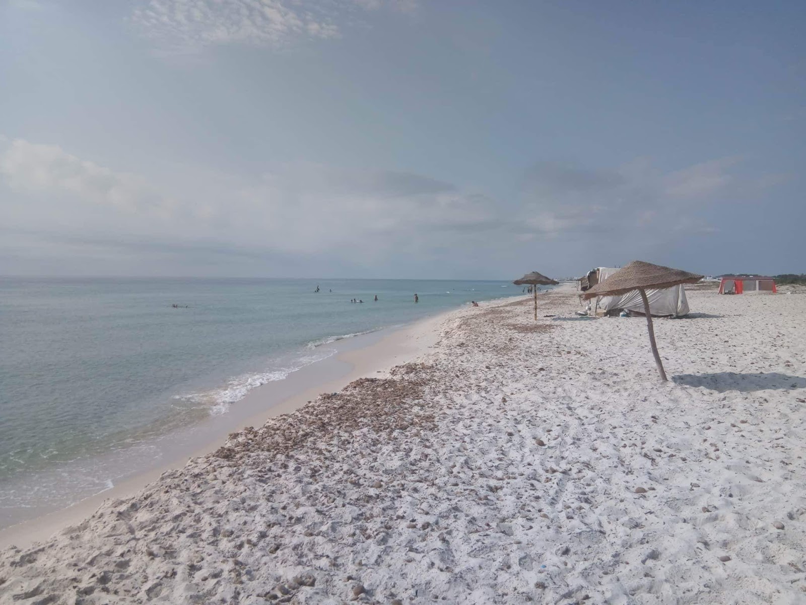 Fotografie cu EL Mrigueb Beach - locul popular printre cunoscătorii de relaxare