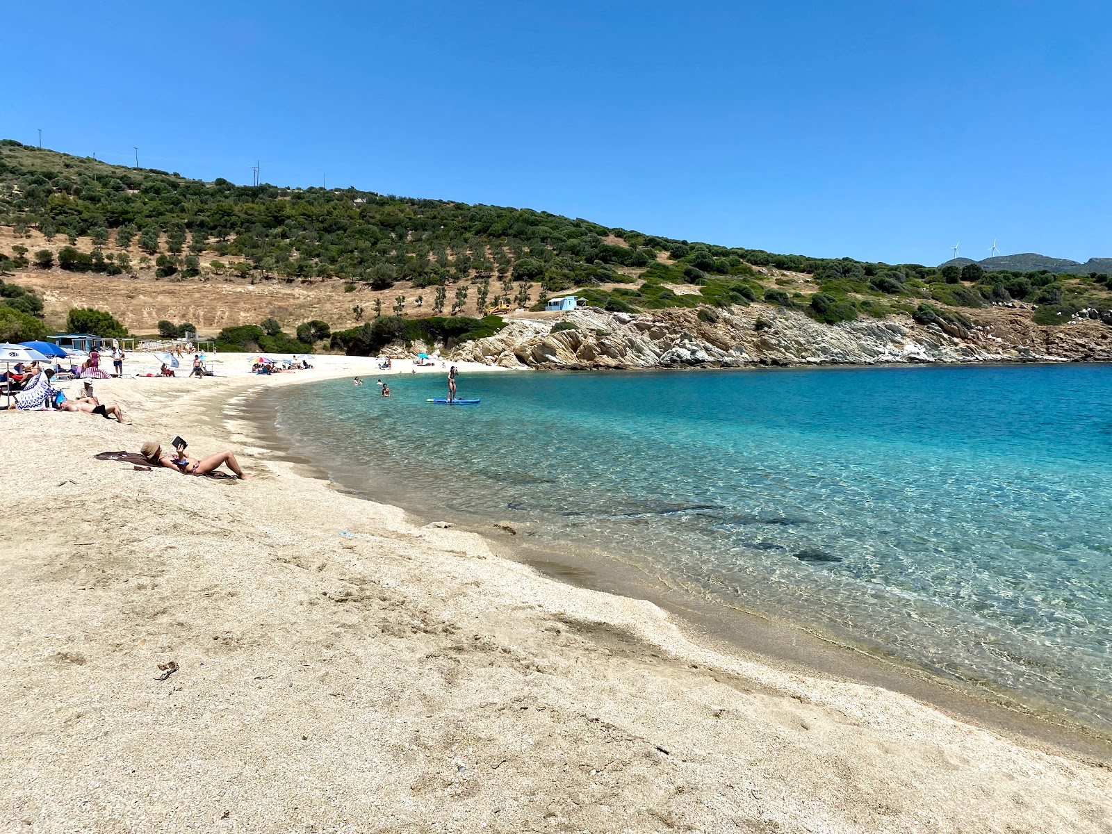 Photo de Cheromylos beach avec sable coquillier blanc de surface