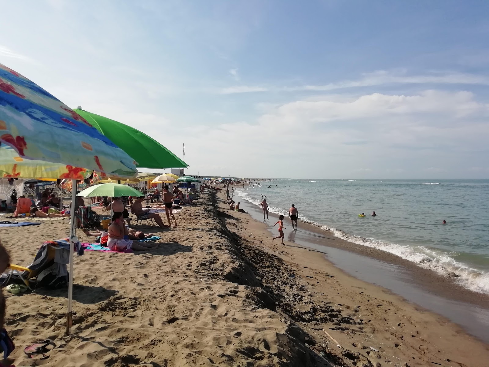 Spiaggia di Vecchiano的照片 带有长直海岸