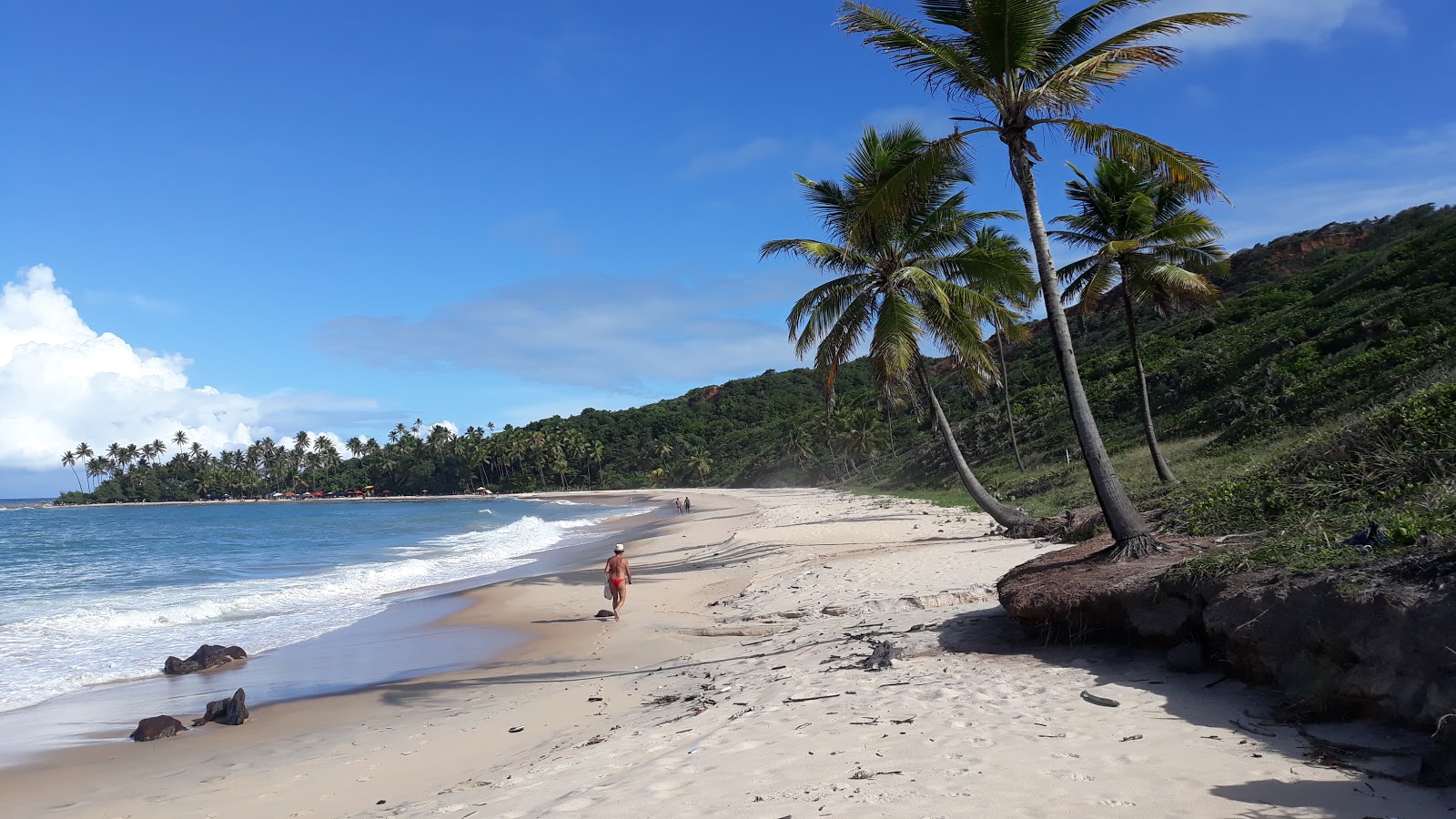 Fotografie cu Plaja Coqueirinho de Nord cu o suprafață de nisip strălucitor