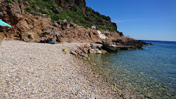 Photo de Afrata Beach protégé par des falaises