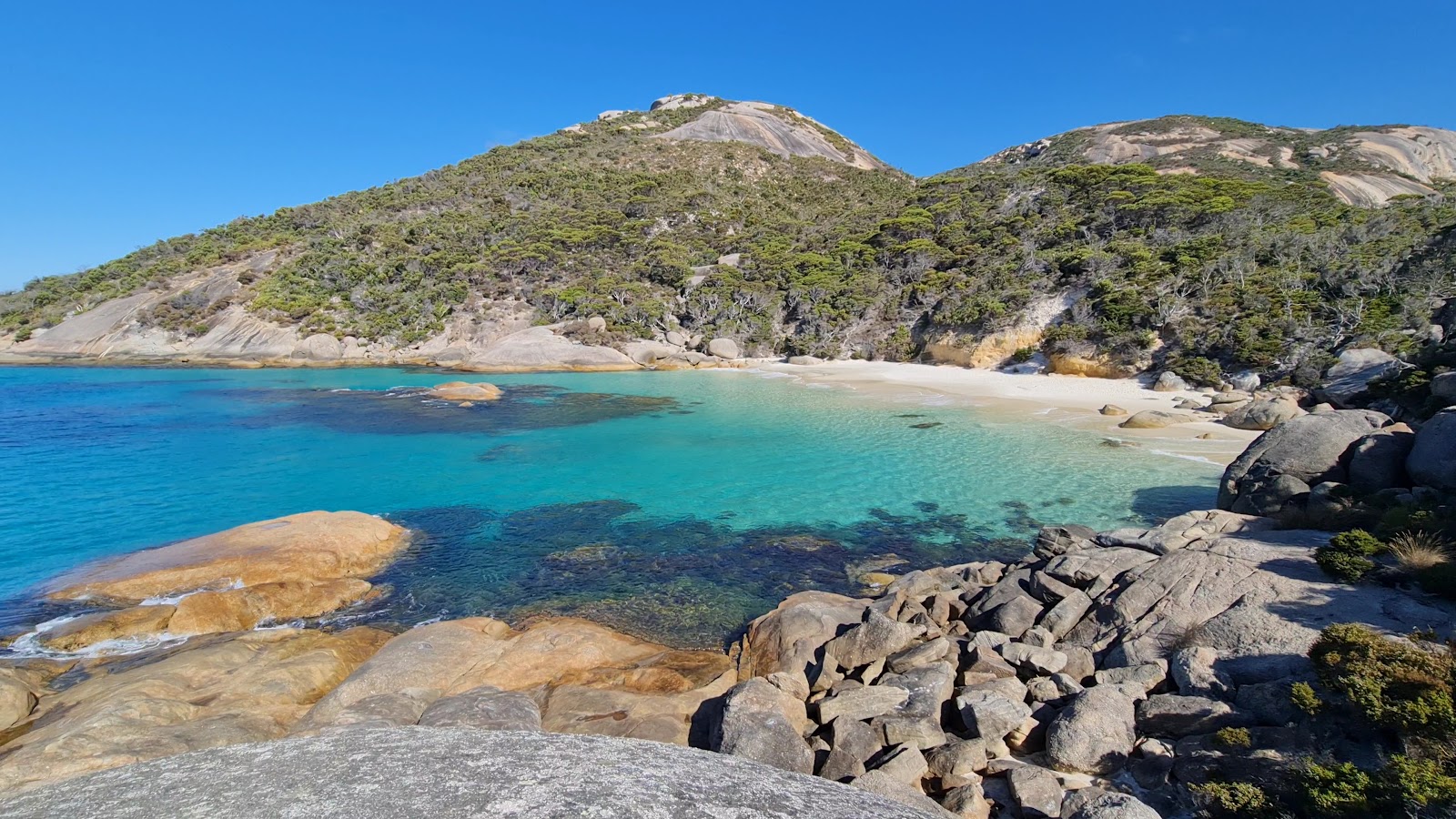 Foto av Waterfall Beach med fin vit sand yta