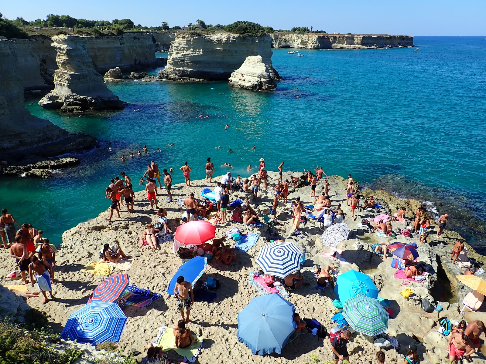 Spiaggia Torre Sant'Andrea的照片 带有蓝色纯水表面