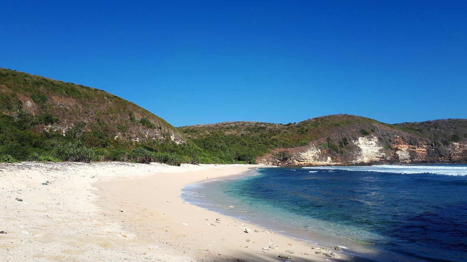 Foto von Teluk Ujung Beach mit beiger sand Oberfläche