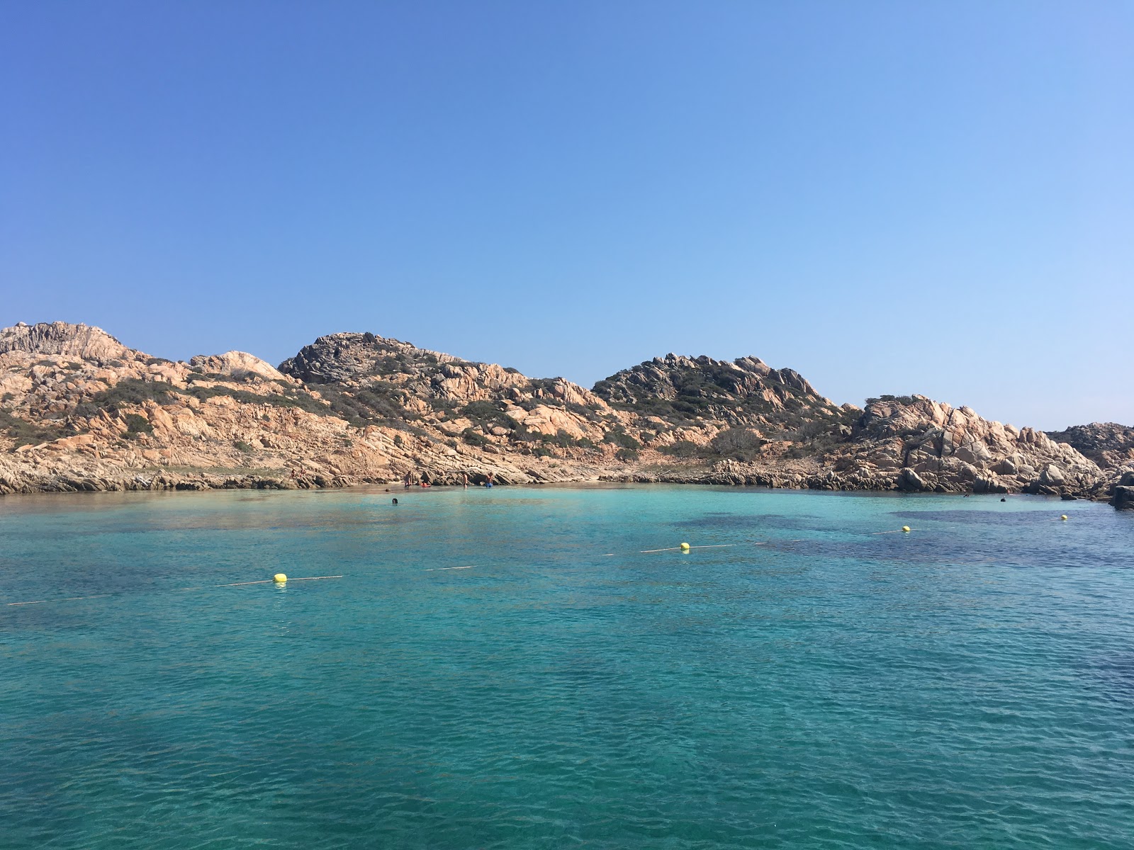 Foto di Cala Marras con una superficie del acqua cristallina