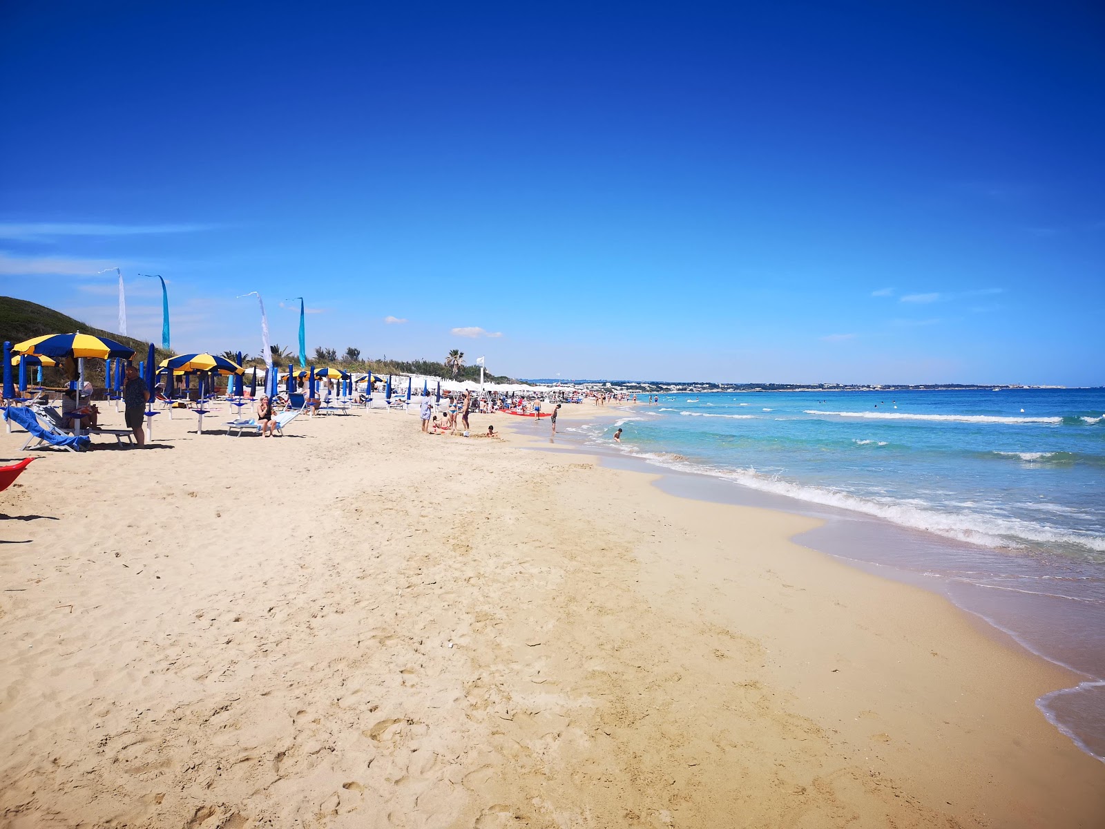 Foto von Sabbiadoro beach mit heller sand Oberfläche