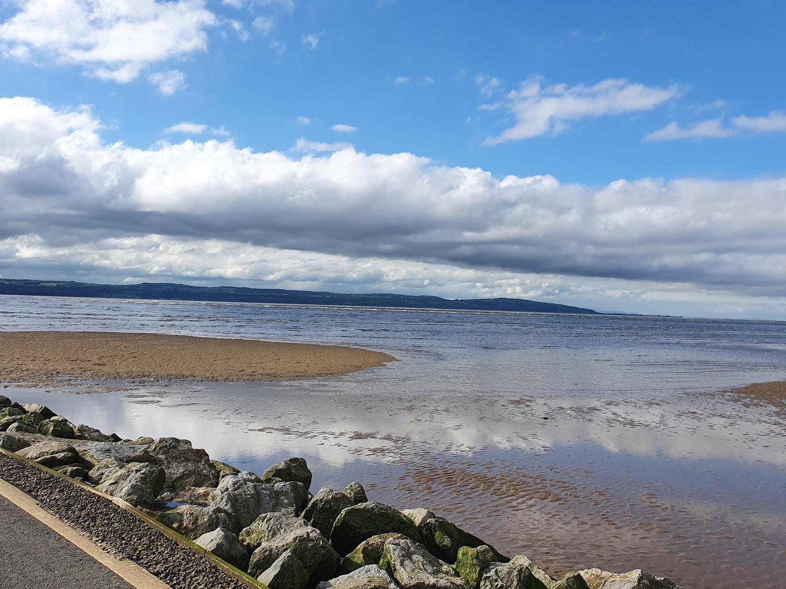 Valokuva West kirby beachista. ja asutus