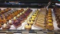 Vitrine du Restaurant servant le petit-déjeuner Boulangerie Eric Kayser - Duroc à Paris - n°17