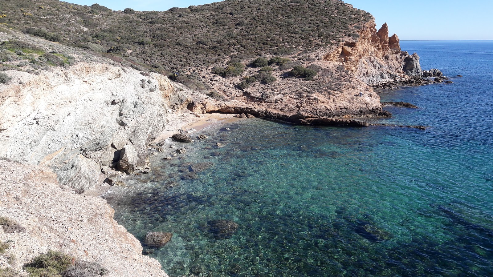 Foto von Kape Sounio Nudist Beach mit beiger sand & kies Oberfläche