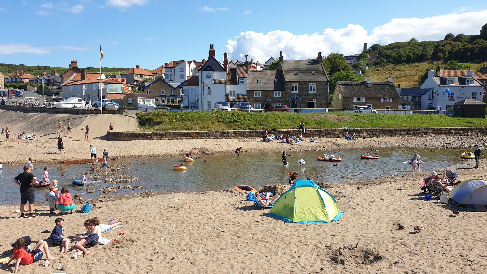 Foto van Sandsend strand met recht en lang