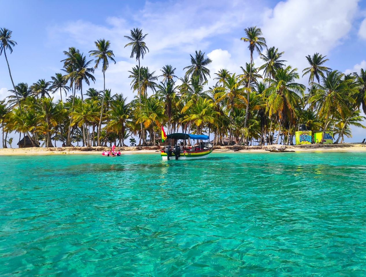 Foto di Iguana island beach con una superficie del acqua cristallina