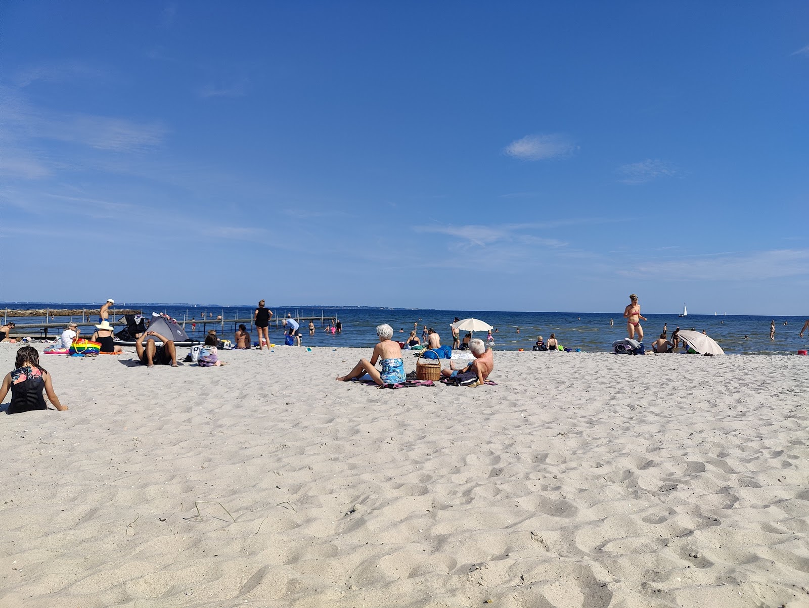 Niva Beach的照片 带有碧绿色纯水表面