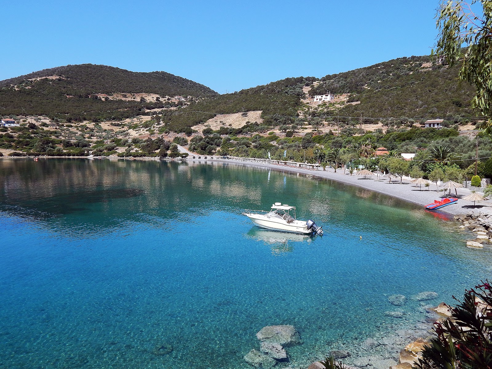 Foto av Agios Nikolaos beach med grå fin sten yta