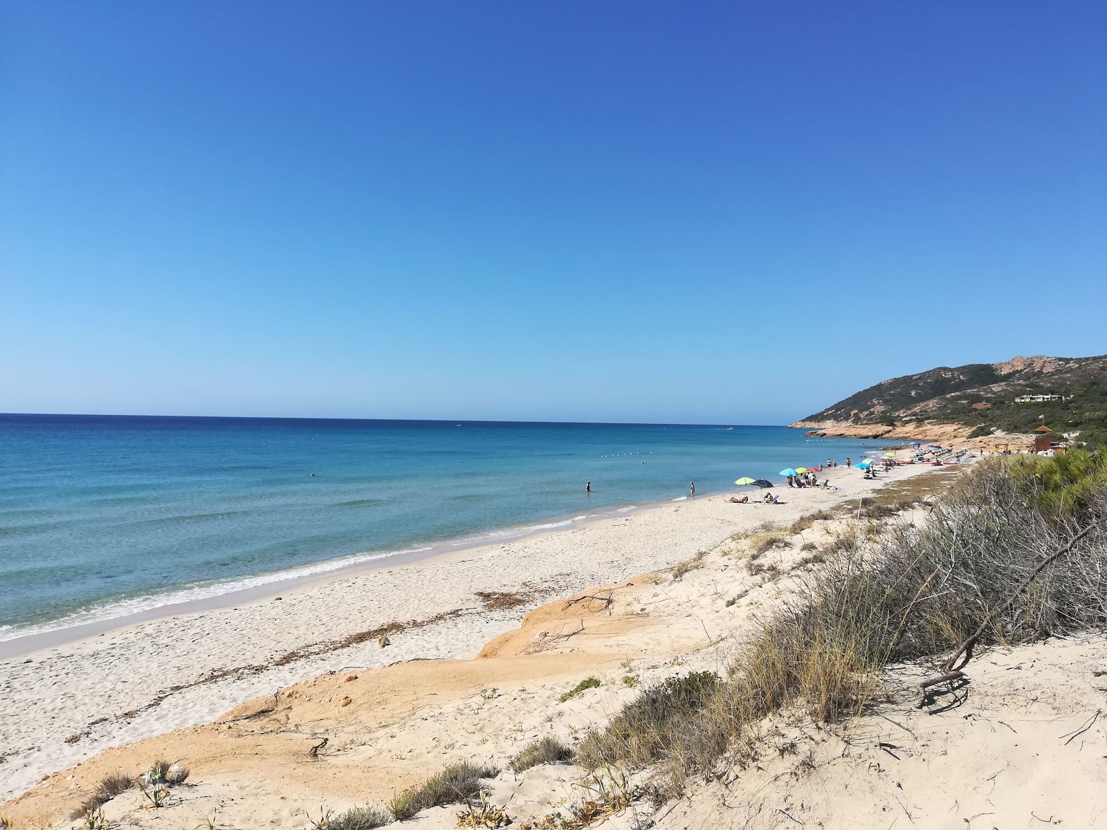 Foto van Strand van St. Margherita di Pula met turquoise puur water oppervlakte