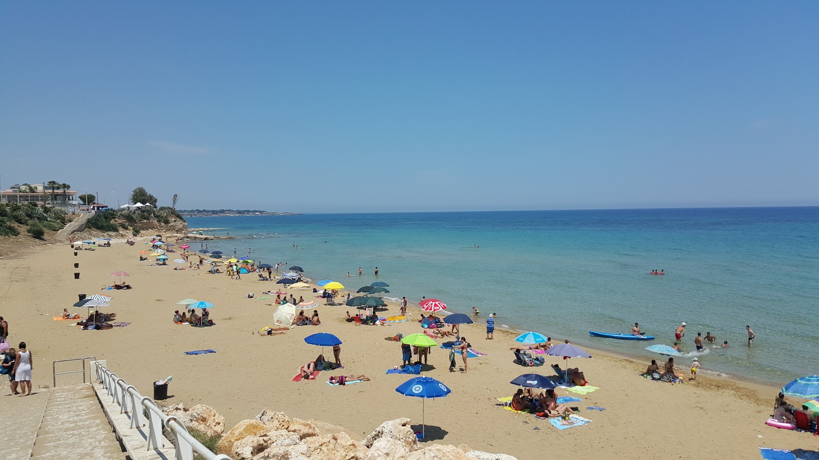 Photo de Spiaggia Pantanello entouré de montagnes