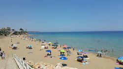 Photo de Spiaggia Pantanello entouré de montagnes