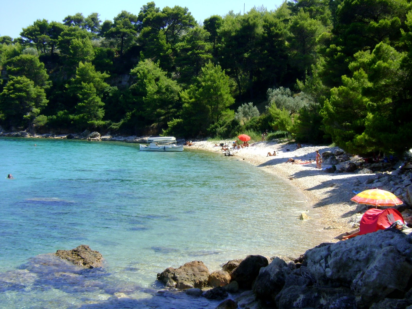Foto di Katerinas Valla beach con una superficie del ciottolo leggero