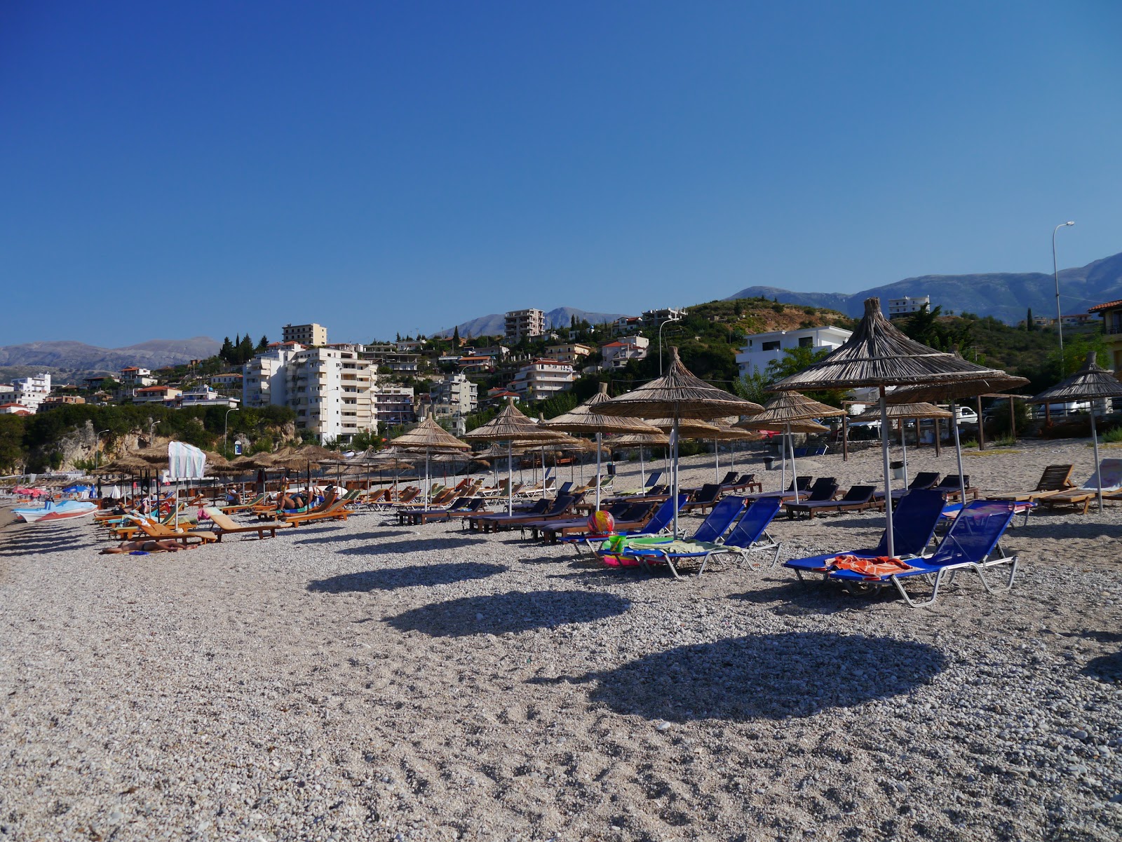 Prinos beach'in fotoğrafı dağlarla çevrili