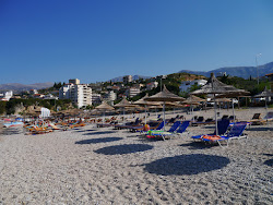 Prinos beach'in fotoğrafı dağlarla çevrili