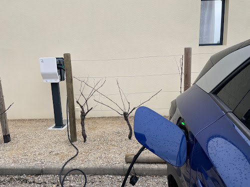 Borne de recharge de véhicules électriques Station de recharge pour véhicules électriques Courlans
