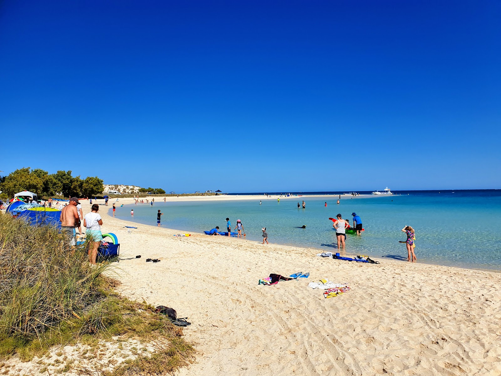Foto von Coral Bay Beach mit feiner beiger sand Oberfläche