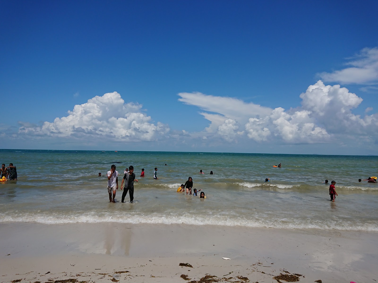 Foto de Reviola Beach con agua cristalina superficie