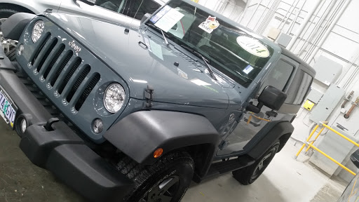 Jeep Dealer «Findlay Chrysler Jeep Dodge RAM INDOOR Dealership», reviews and photos, 25600 SW Parkway Center Dr, Wilsonville, OR 97070, USA