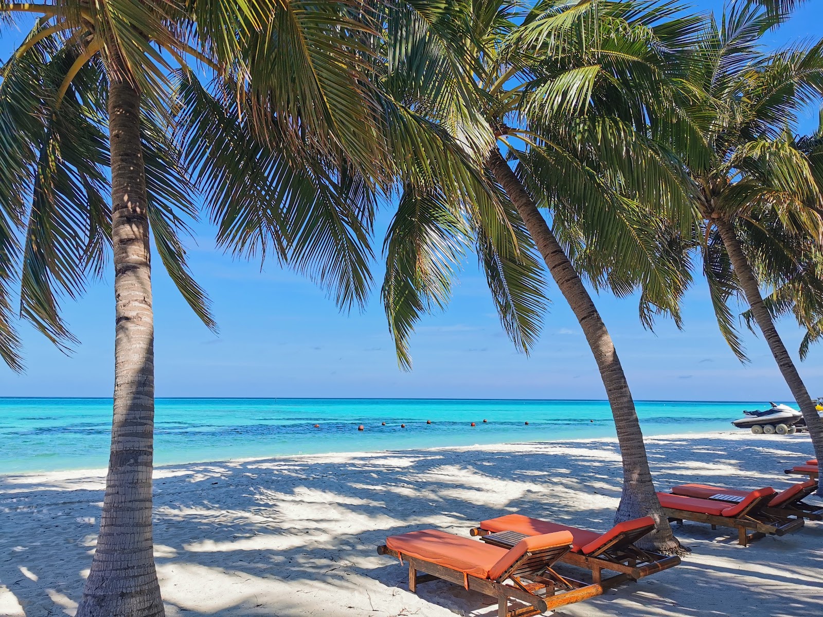 Club Med Kani island'in fotoğrafı geniş plaj ile birlikte