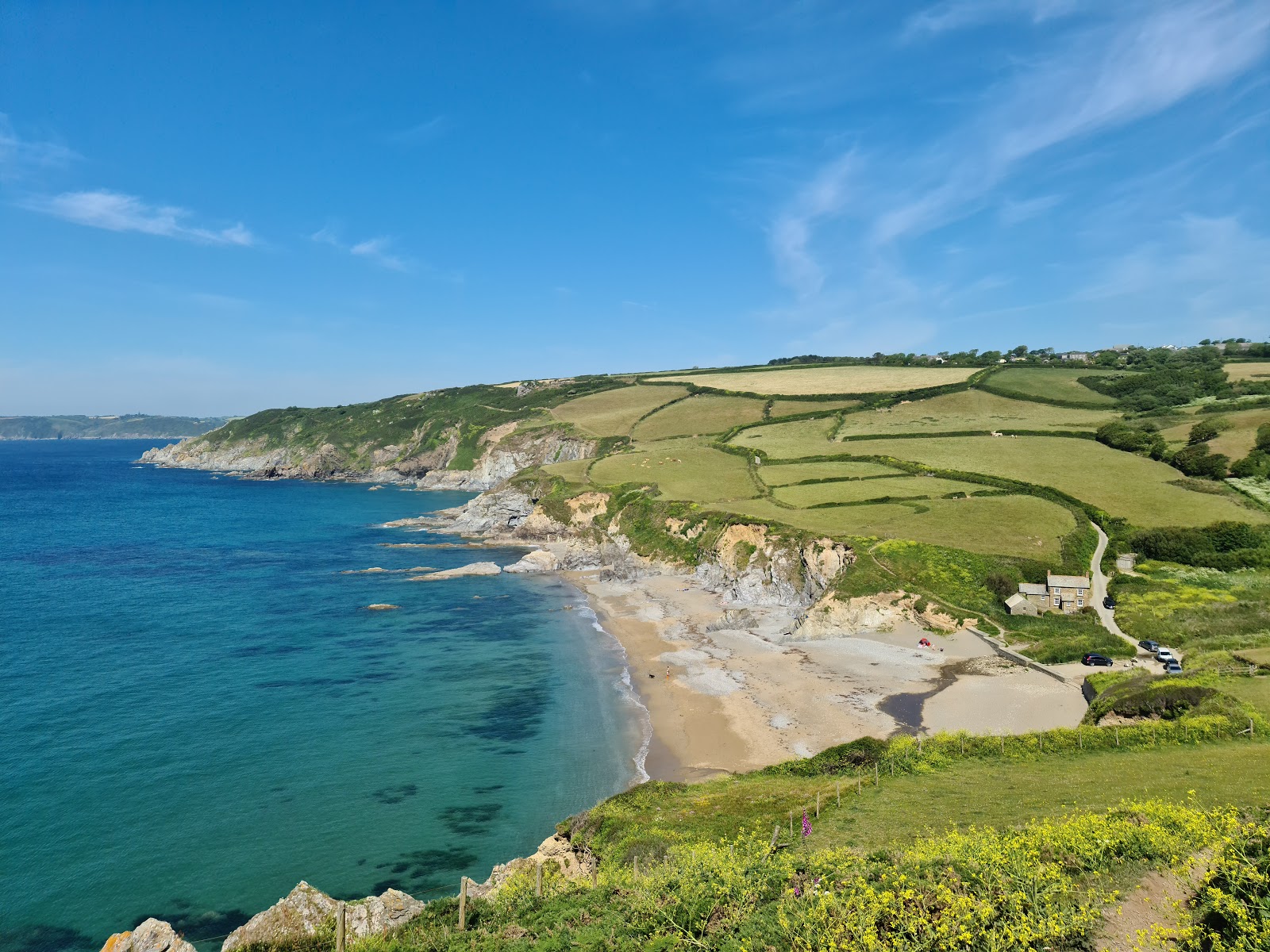 Photo de Hemmick beach avec plusieurs baies spacieuses