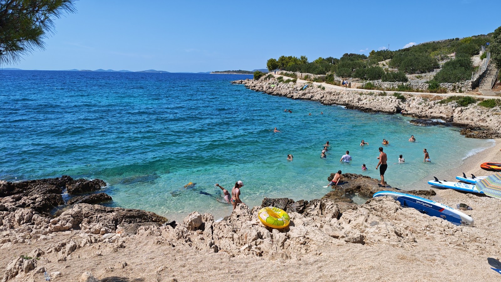 Foto von Beach Rtic mit graue kiesel Oberfläche