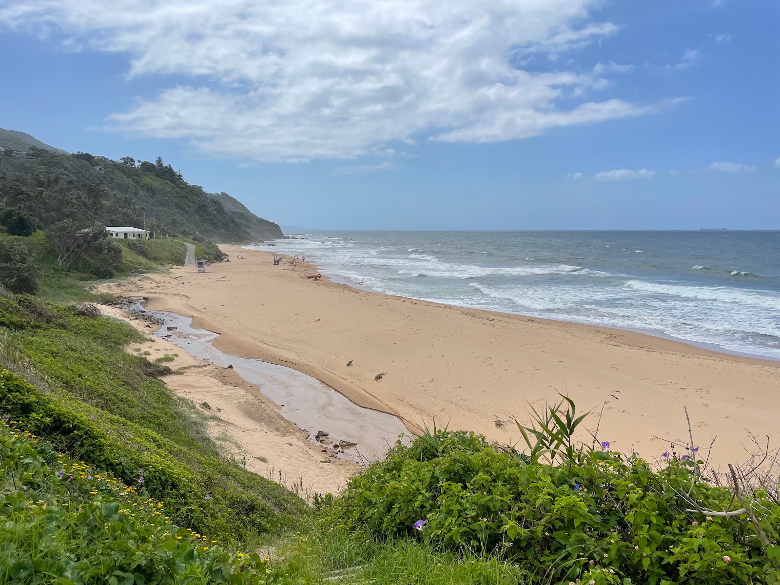 Foto di Scarborough Beach con una superficie del sabbia beige
