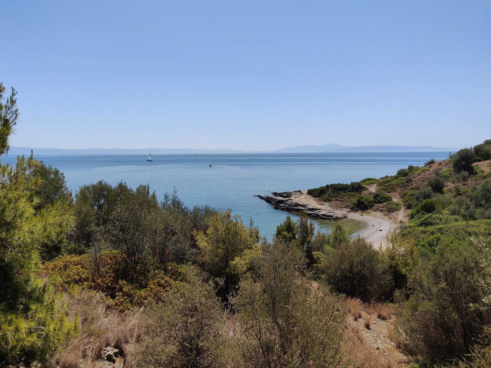 Photo de Ag. Stefanos beach avec un niveau de propreté de assez propre