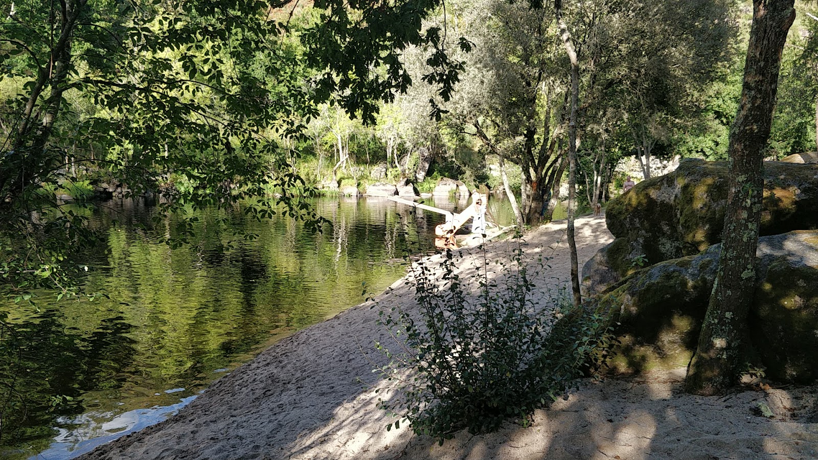 Praia Natural do Pego'in fotoğrafı doğal alan içinde bulunmaktadır