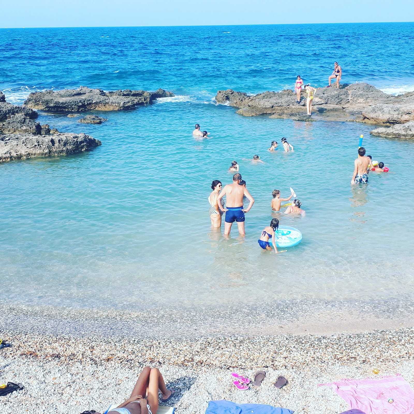 Fotografie cu La Goletta beach cu o suprafață de apă pură albastră