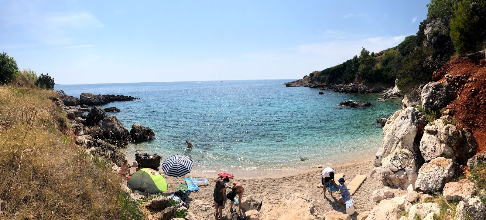 Fotografie cu Eva beach cu o suprafață de pietricele beige mici