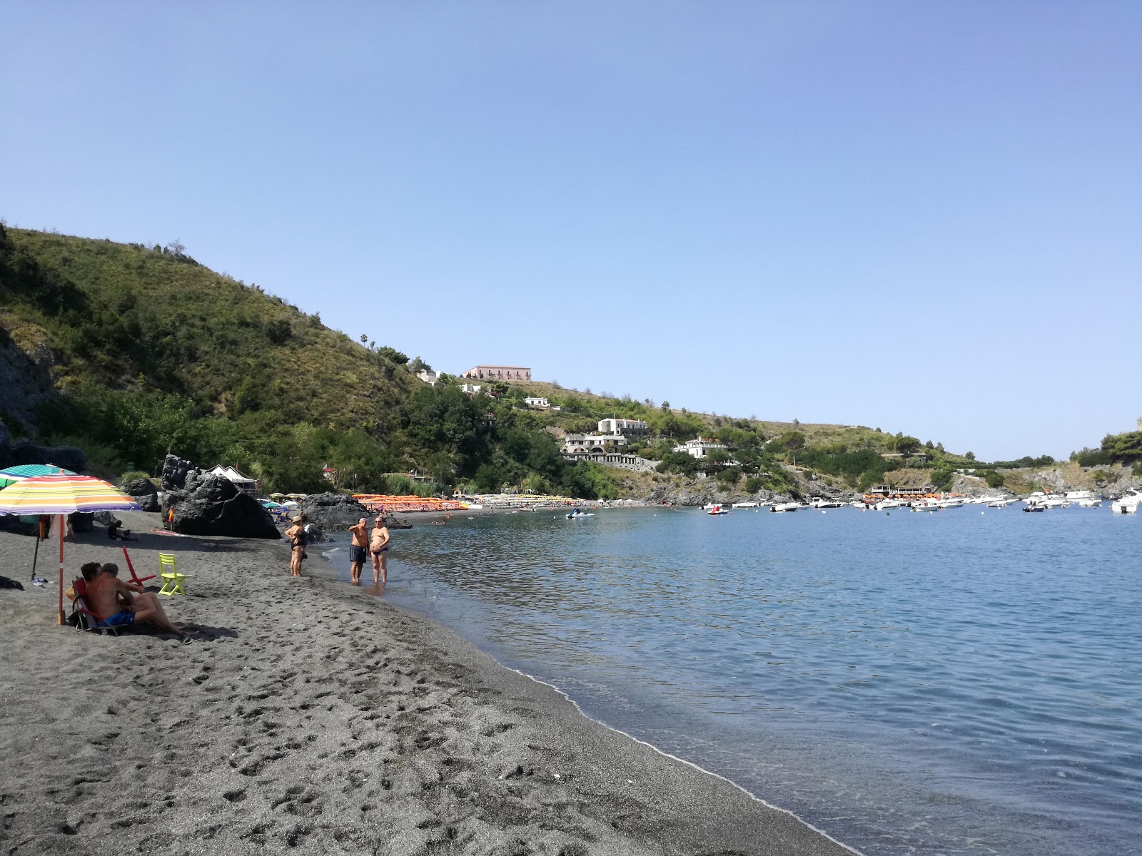 Spiaggia San Nicola Arcella'in fotoğrafı dağlarla çevrili