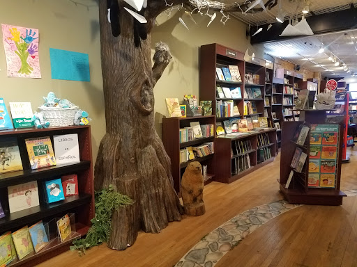 Book Store «Read Between the Lynes», reviews and photos, 111 E Van Buren St, Woodstock, IL 60098, USA