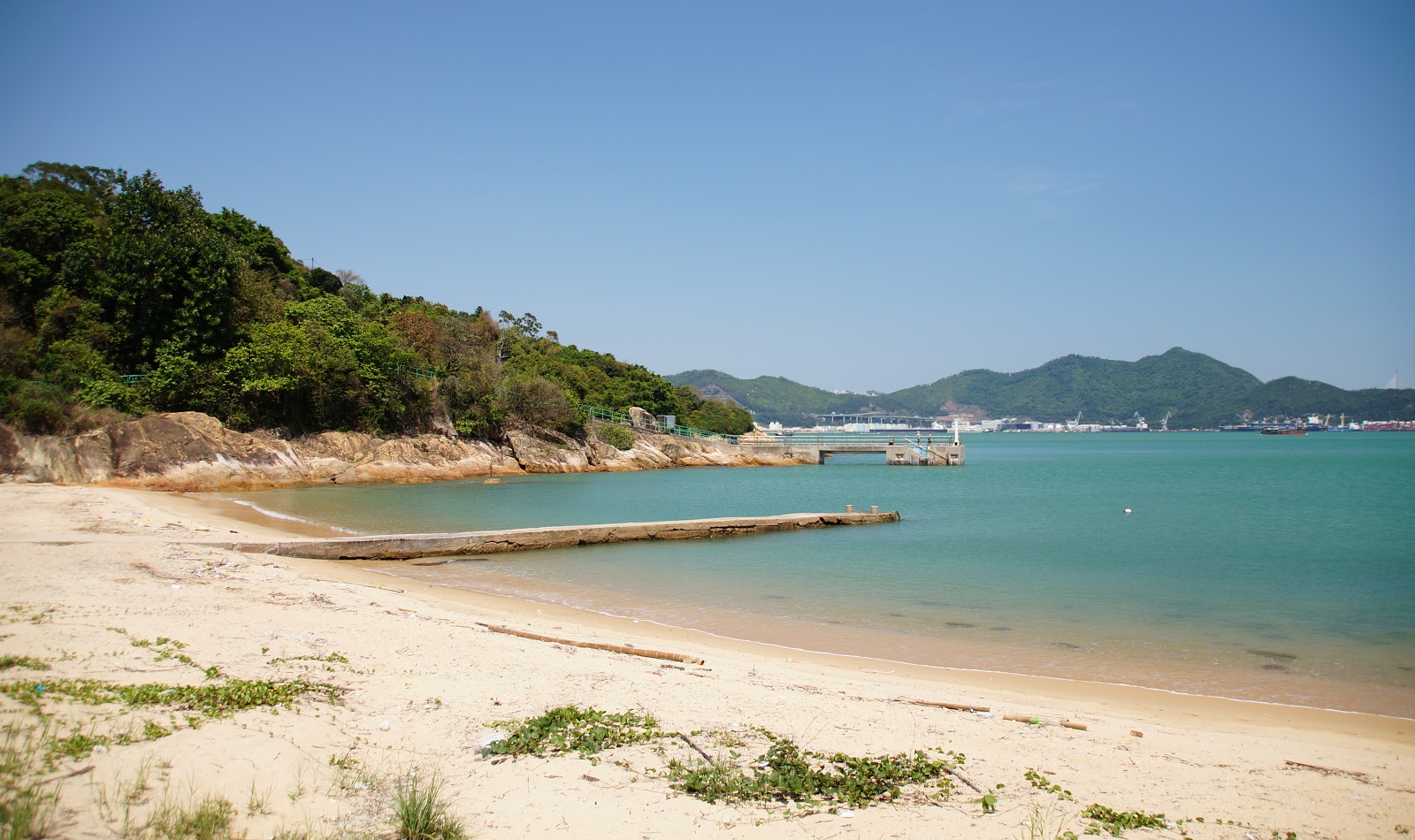 Foto de Tso Wan Pier com areia bege superfície