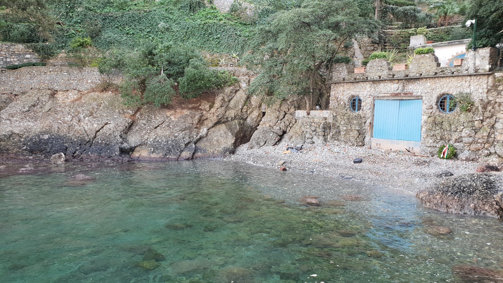 Foto av Spiaggia dell'Olivetta omgiven av klippor