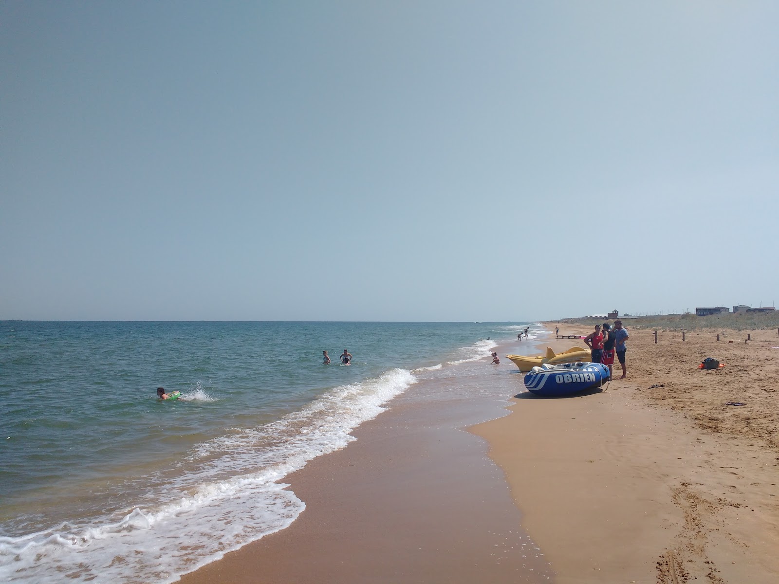 Φωτογραφία του Izberbash Parus Beach με μακρά ευθεία ακτή