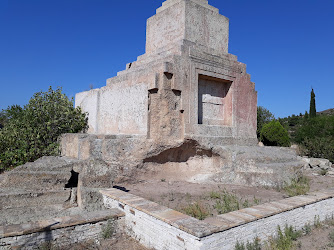 Pers Mezarı Anıtı