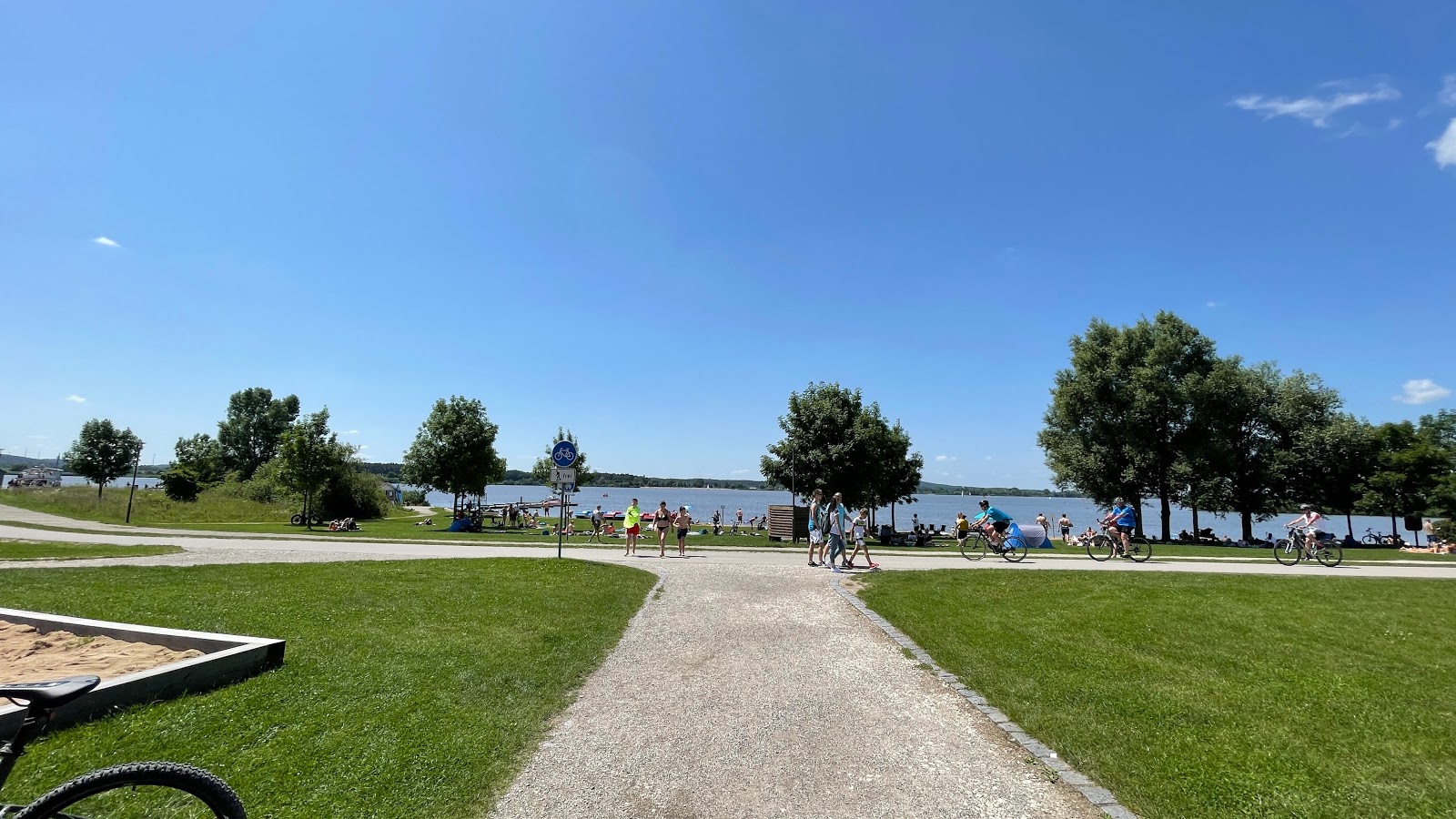 Foto de Schlungenhof Altmuhlsee strand con agua cristalina superficie