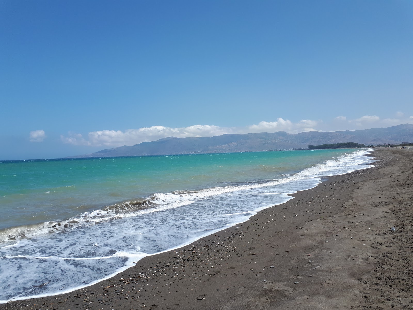 Foto di Playa del Suani con parzialmente pulito livello di pulizia